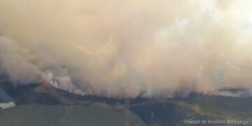 El empeoramiento de las condiciones obliga a retirar a todos los bomberos terrestres