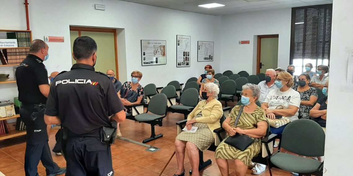 Estepona celebra el Día del Mayor con una charla destinada a la seguridad de las personas mayores