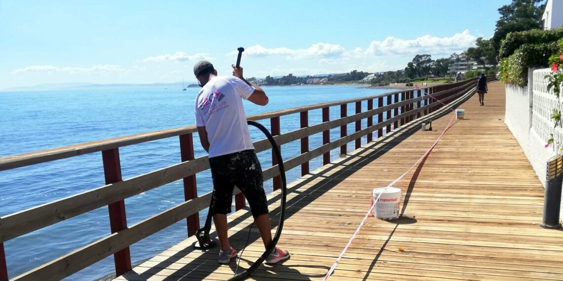 Estepona comienza los trabajos de ampliación y mejora de la red de iluminación del corredor litoral