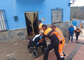 Finaliza el traslado de 48 personas mayores y dependientes evacuadas por el incendio en Sierra Bermeja