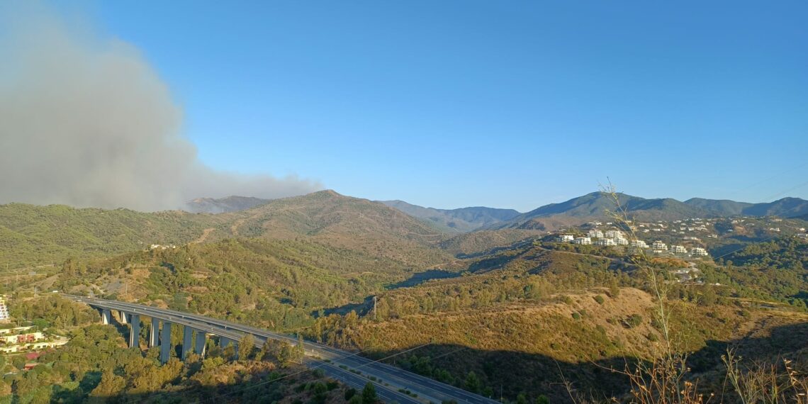 Amanece en Sierra Bermeja con el incendio activo y 3.600 hectáreas afectadas
