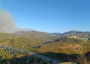 Amanece en Sierra Bermeja con el incendio activo y 3.600 hectáreas afectadas