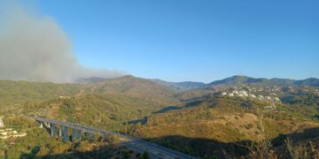 Amanece en Sierra Bermeja con el incendio activo y 3.600 hectáreas afectadas