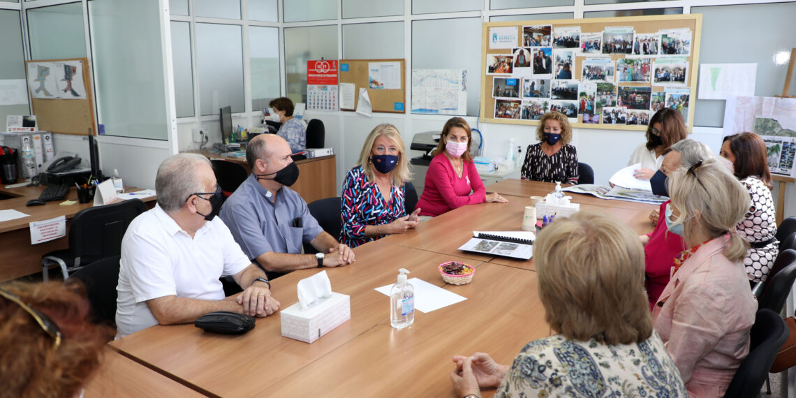 La alcaldesa informa a Cáritas sobre la primera residencia pública de mayores de Marbella