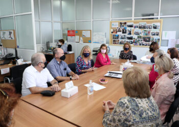 La alcaldesa informa a Cáritas sobre la primera residencia pública de mayores de Marbella