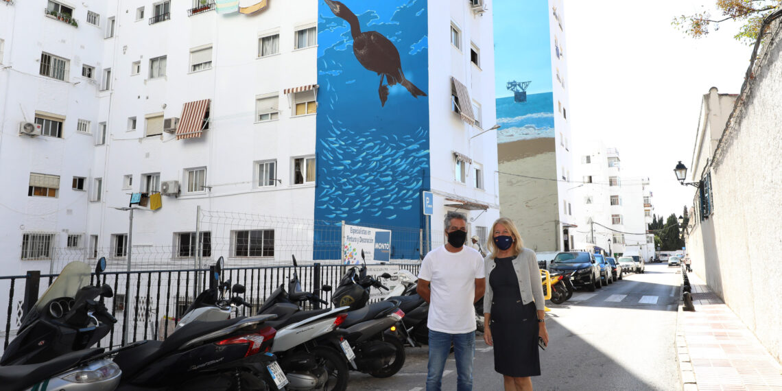La barriada Plaza de Toros de Marbella estrena cuatro murales de inspiración marinera