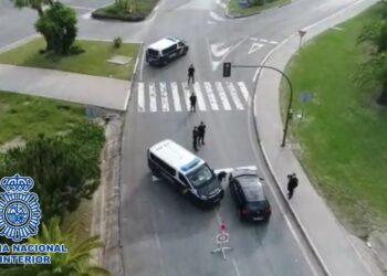 Detenidos en Marbella tras intentar escapar de la policía y llevar un arma en unas zapatillas
