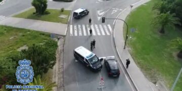 Detenidos en Marbella tras intentar escapar de la policía y llevar un arma en unas zapatillas