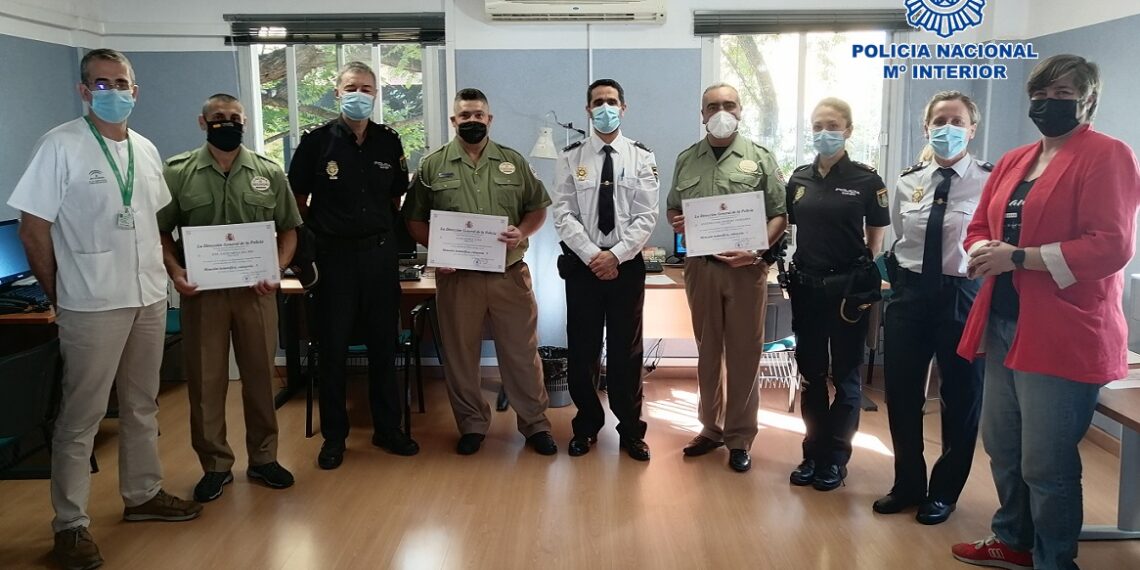 La Policía Nacional reconoce la labor de la seguridad privada del Centro de Salud Las Albarizas