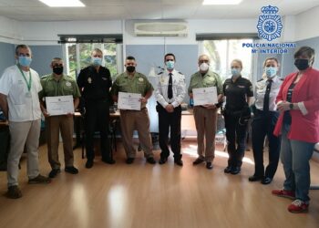 La Policía Nacional reconoce la labor de la seguridad privada del Centro de Salud Las Albarizas