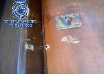 Atornilla la puerta de su vecino en Fuengirola después de lanzarle insultos homófobos