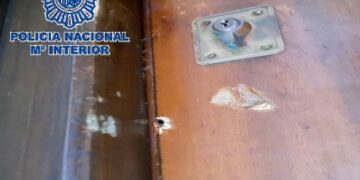 Atornilla la puerta de su vecino en Fuengirola después de lanzarle insultos homófobos