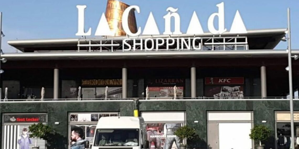 Vigilantes de seguridad salvan a un hombre que sufre un infarto en el CC. La Cañada