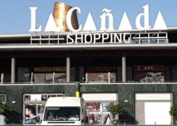 Vigilantes de seguridad salvan a un hombre que sufre un infarto en el CC. La Cañada