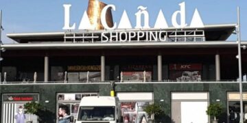 Vigilantes de seguridad salvan a un hombre que sufre un infarto en el CC. La Cañada