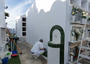 Casares prepara su cementerio para la celebración de Todos los Santos