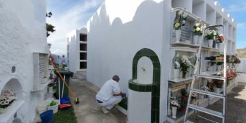 Casares prepara su cementerio para la celebración de Todos los Santos