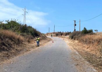Estepona ejecuta un plan especial de desbroce de arroyos para prevenir inundaciones