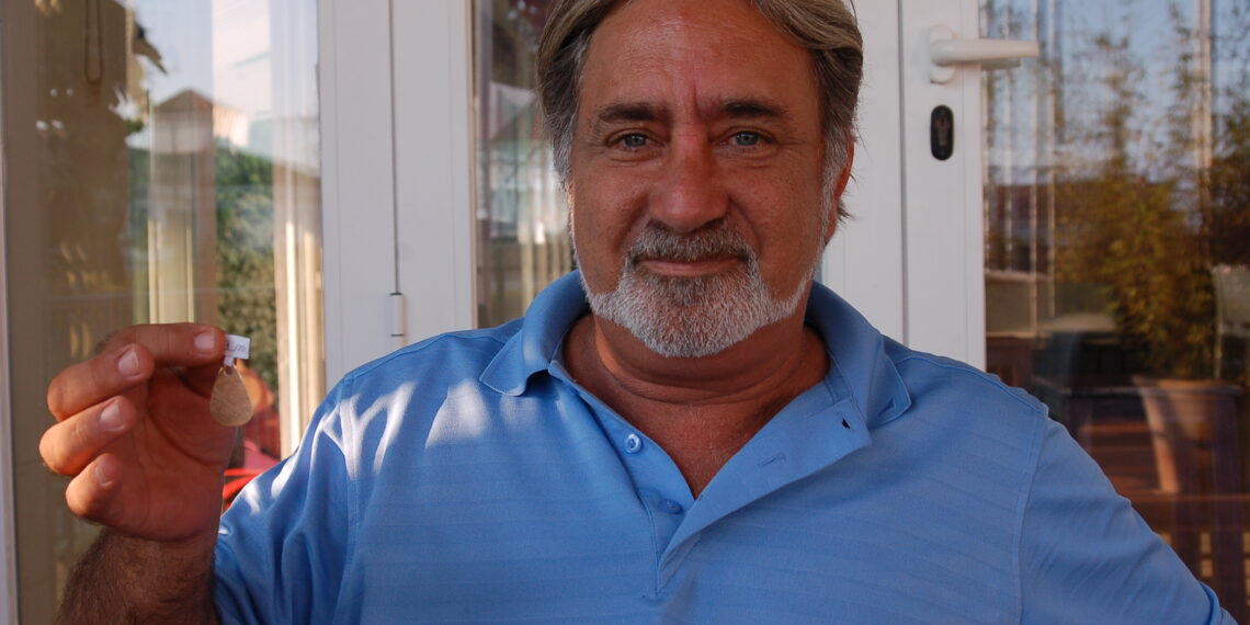 Recupera la medalla de su padre fallecido gracias a la oficina de objetos perdidos del Complejo Ambiental