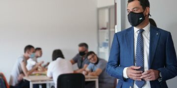 Juanma Moreno por el 12 de octubre: «Si sumamos, podemos superar cualquier adversidad»