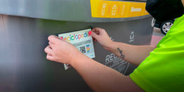 Los contenedores de la Costa del Sol muestran ya el QR para consultar la Reciclopedia