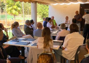 Reunión para estrechar vínculos en el turismo y el deporte en Estepona