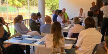 Reunión para estrechar vínculos en el turismo y el deporte en Estepona