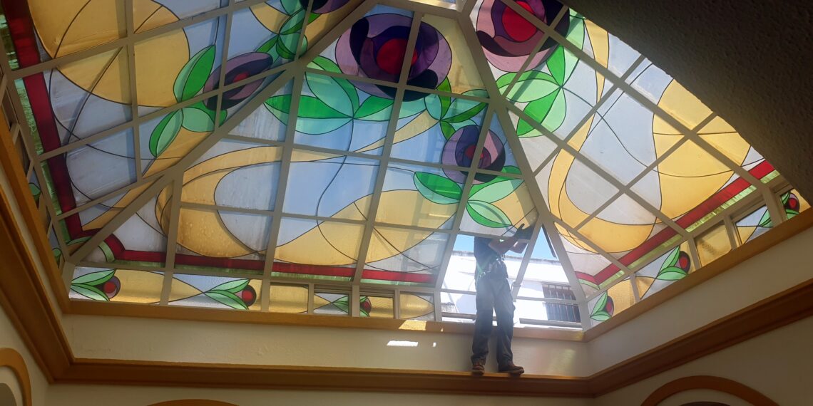 Restaurada la vidriera del patio central de la Casa de Las Tejerinas de Estepona