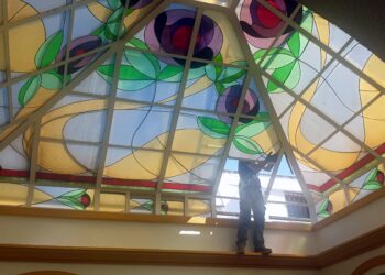 Restaurada la vidriera del patio central de la Casa de Las Tejerinas de Estepona