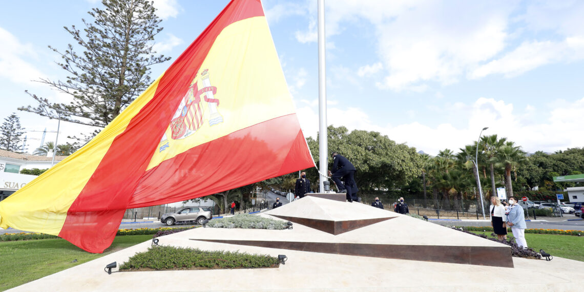 Una bandera de España para recordar a las 232 víctimas de Covid en Marbella