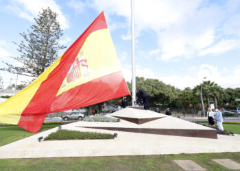 Una bandera de España para recordar a las 232 víctimas de Covid en Marbella