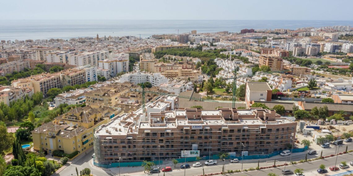 García Urbano anuncia que no se aplicarán subidas del IBI para las viviendas vacías en Estepona