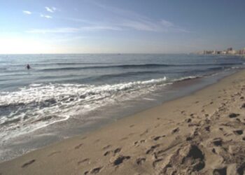 Muere un bañista ahogado en una playa de Fuengirola