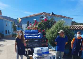 Nuevo reparto de 5.000 litros de agua entre los vecinos afectados por el incendio en Sierra Bermeja