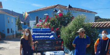 Nuevo reparto de 5.000 litros de agua entre los vecinos afectados por el incendio en Sierra Bermeja