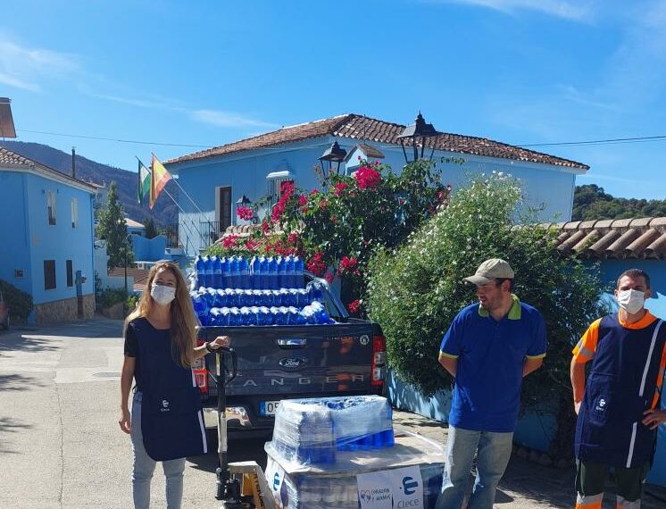 Nuevo reparto de 5.000 litros de agua entre los vecinos afectados por el incendio en Sierra Bermeja