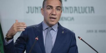 Bendodo dice que la quinta ola «está controlada» e insiste en el llamamiento a la vacunación