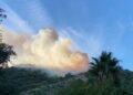 80 bomberos forestales intentan sofocar un nuevo incendio en el término municipal de Casares