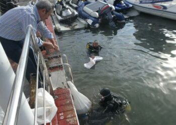 Veinte parejas de buzos participan en la gran limpieza de fondos marinos de Marbella