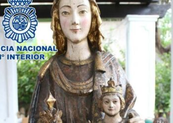 La Policía incauta en Marbella una valiosa talla de la Virgen con Niño del siglo XIII