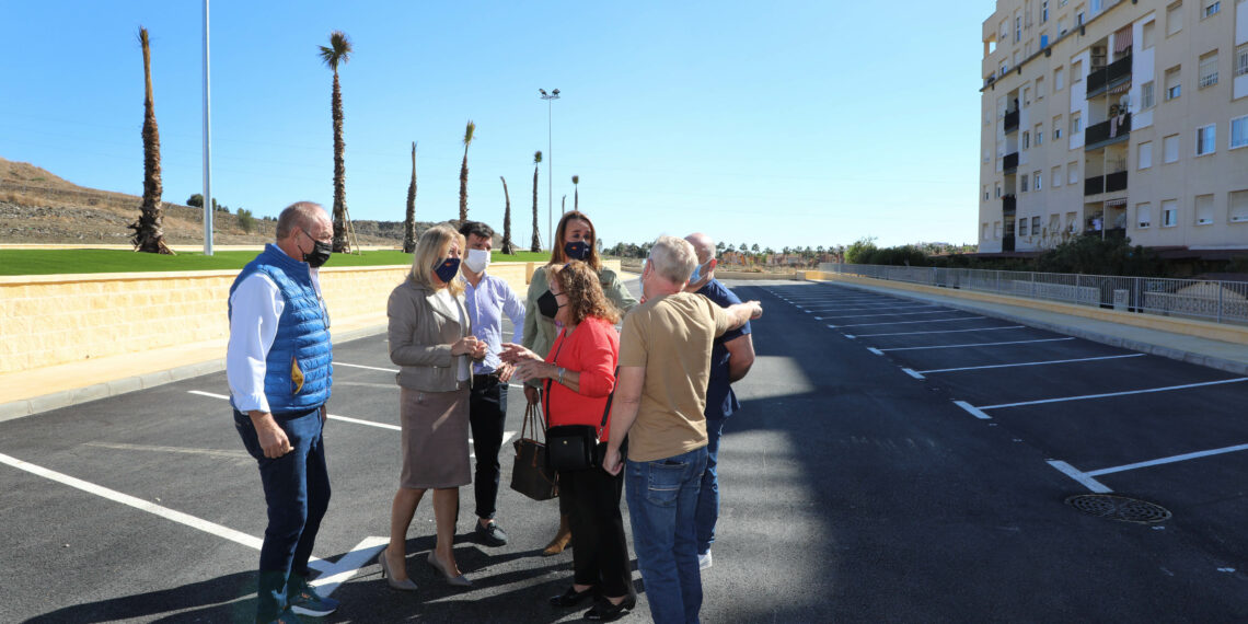 Acondicionadas más de cien plazas de aparacmiento en la calle Gabriel García Márquez de Nueva Andalucía