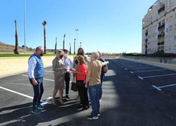 Acondicionadas más de cien plazas de aparacmiento en la calle Gabriel García Márquez de Nueva Andalucía