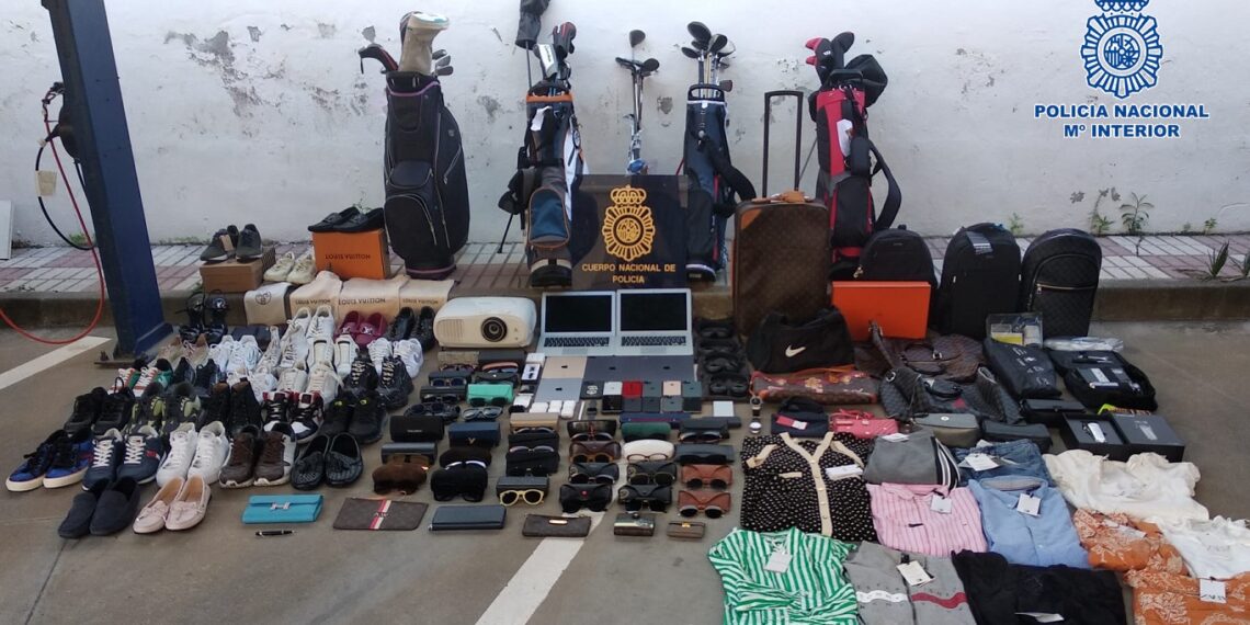 Recuperados diversos objetos robados por un hombre en más de veinte coches en Estepona, Casares y Marbella