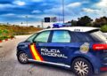La Policía Nacional auxilia en Fuengirola a un anciano y a su cuidadora tras incendiarse su vivienda