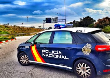 La Policía Nacional auxilia en Fuengirola a un anciano y a su cuidadora tras incendiarse su vivienda
