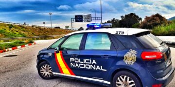 La Policía Nacional auxilia en Fuengirola a un anciano y a su cuidadora tras incendiarse su vivienda