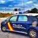 La Policía Nacional auxilia en Fuengirola a un anciano y a su cuidadora tras incendiarse su vivienda