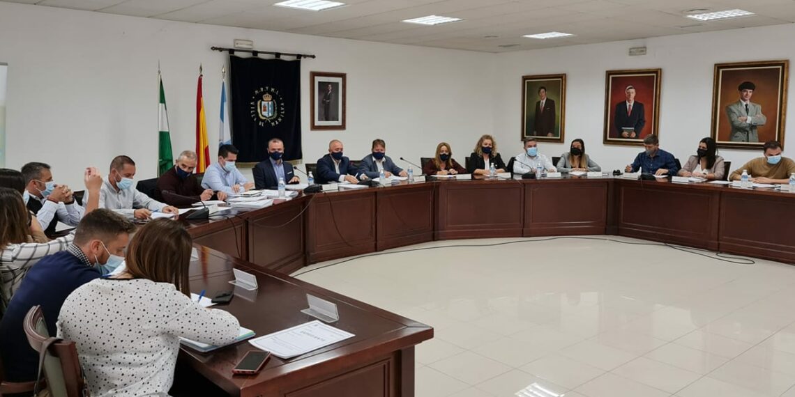 El Pleno de Manilva aprueba la rebaja del IBI e importantes ayudas para negocios locales