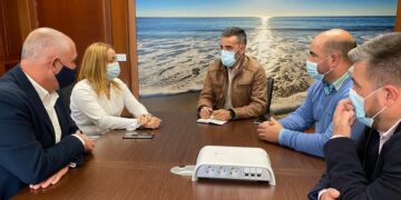 Manilva realizará durante todo el año labores de mejora y mantenimiento del litoral