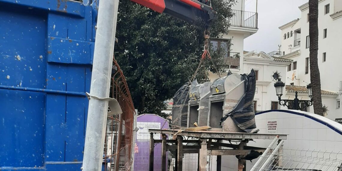 Comienza la retirada de los contenedores soterrados de Manilva